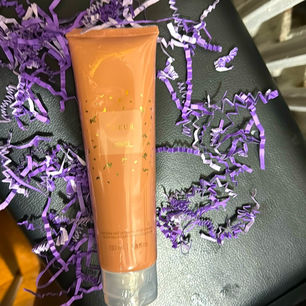 Loción hidratante perfumada 130ml / 4.4 dl.oz